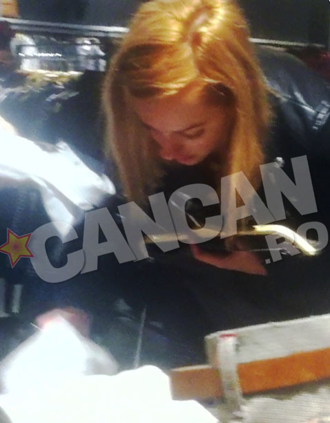 Blonda a cautat cateva articole vestimentare pentru tatal ei