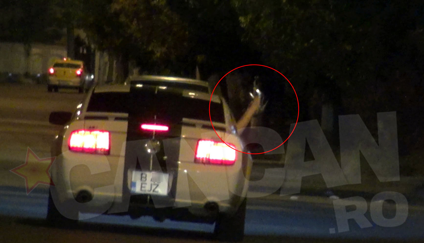 Scapata de orice inhibitii si incinsa peste masura, bruneta isi scoate picioarele pe geam