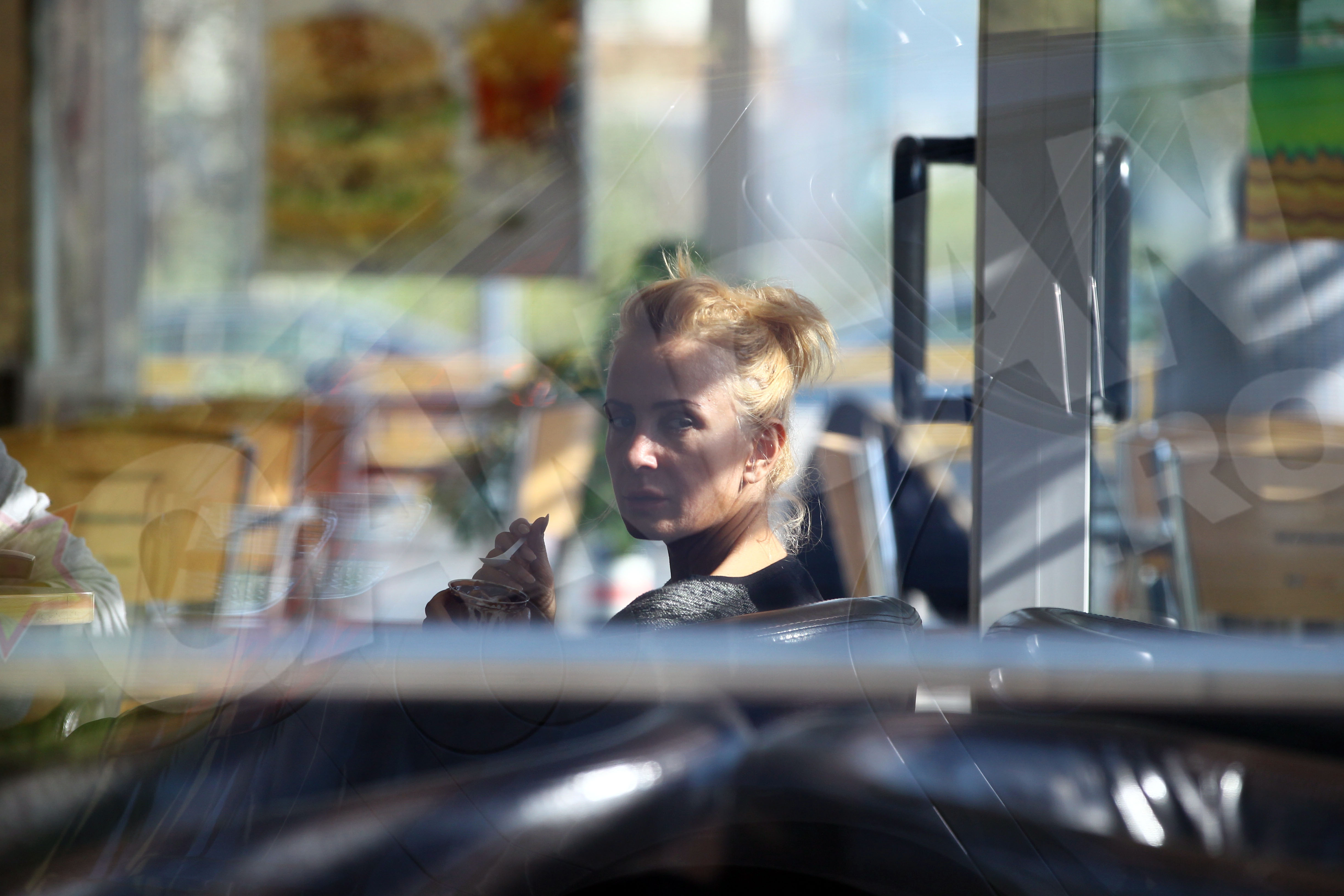 In pauza de la studio, Daniela a incercat sa indulceasca clipele grele prin care trece cu un hamburger, o inghetata...