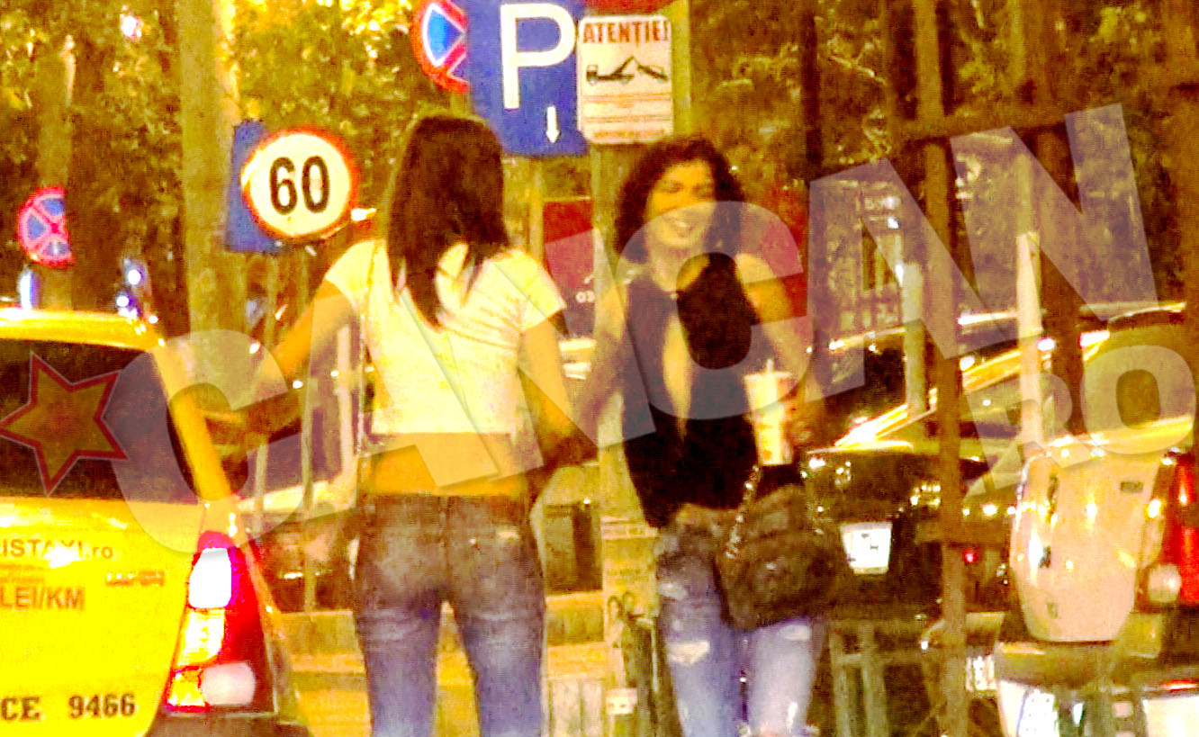 Fetele s-au urcat in taxi...