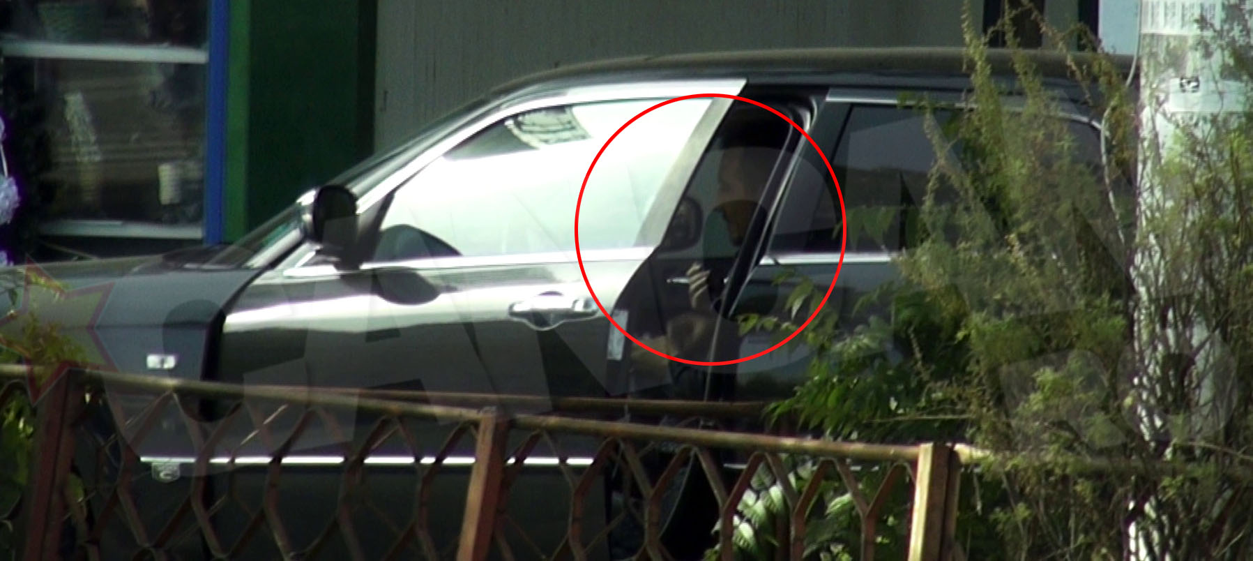 Stefan a zabovit cateva minute in masina, cu usile deschise, pana cand si-a terminat tigara