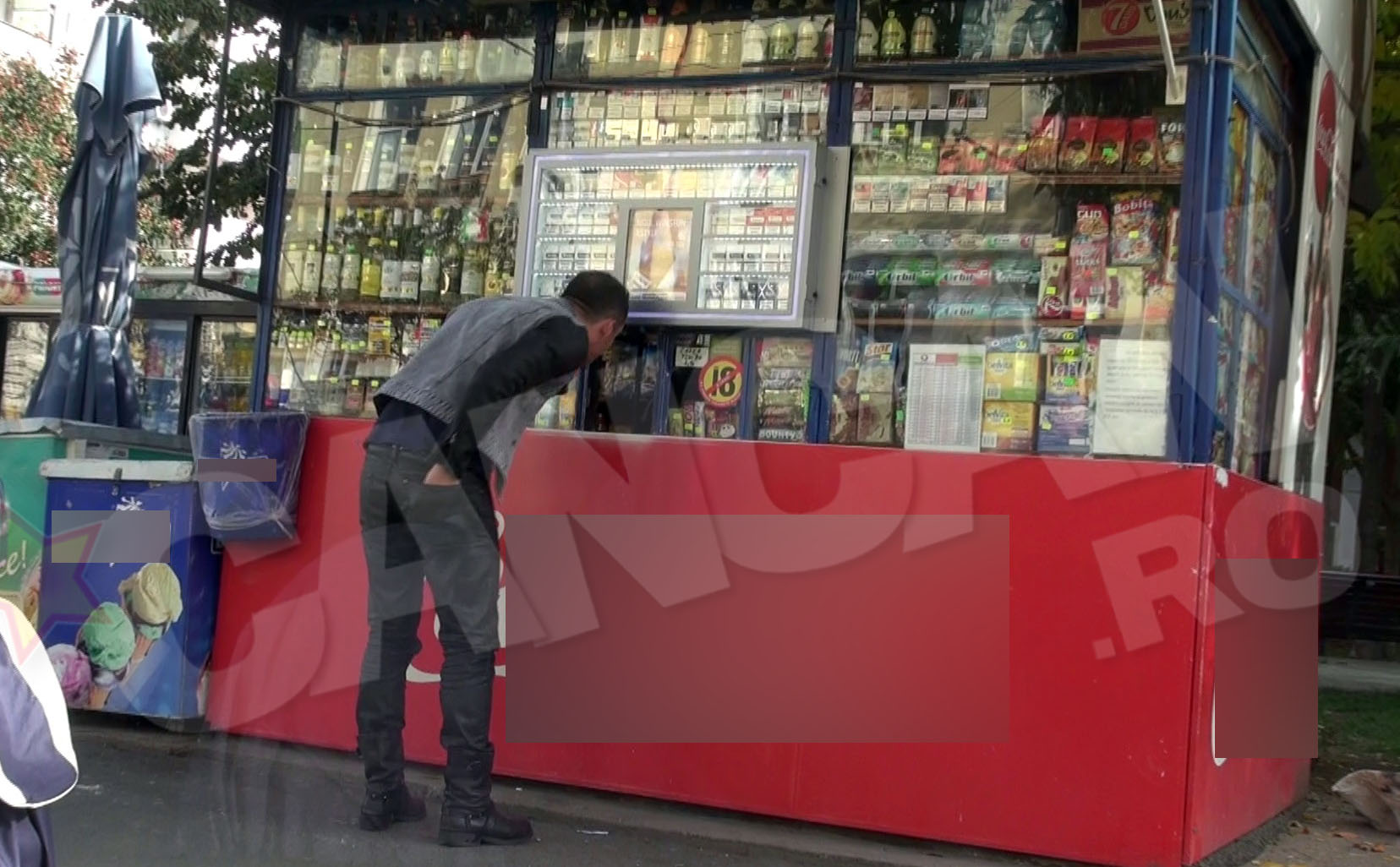 De la un chiosc, cantaretetul a luat si o sticla de suc