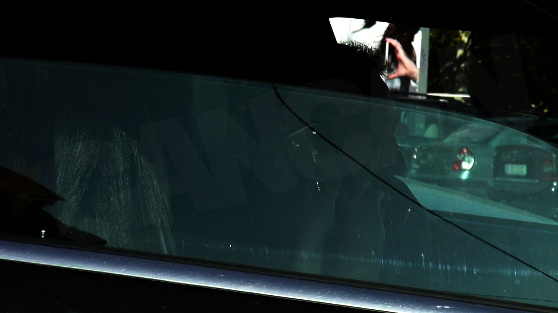 Claudia l-a mangait atent pe Stefan, in timp ce astepta ca iubitul ei sa termine discutia telefonica