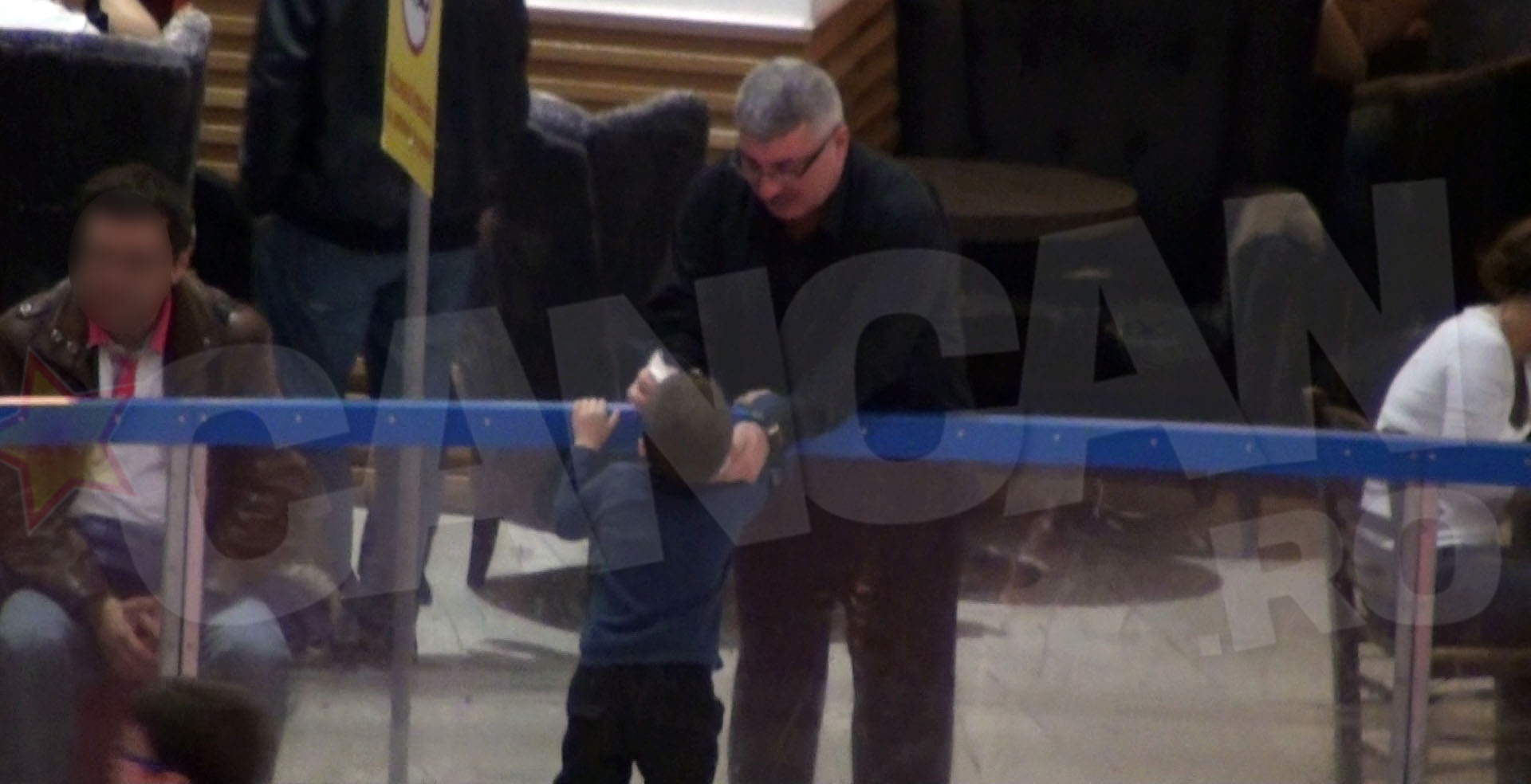 Afaceristul a avut grija ca cel mic sa isi sufle nasul inainte sa intre pe patinoar