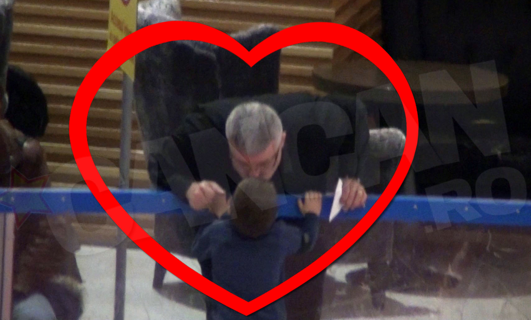 Dupa ce l-a ajutat sa-si sufle nasul, l-a pupat cu drag