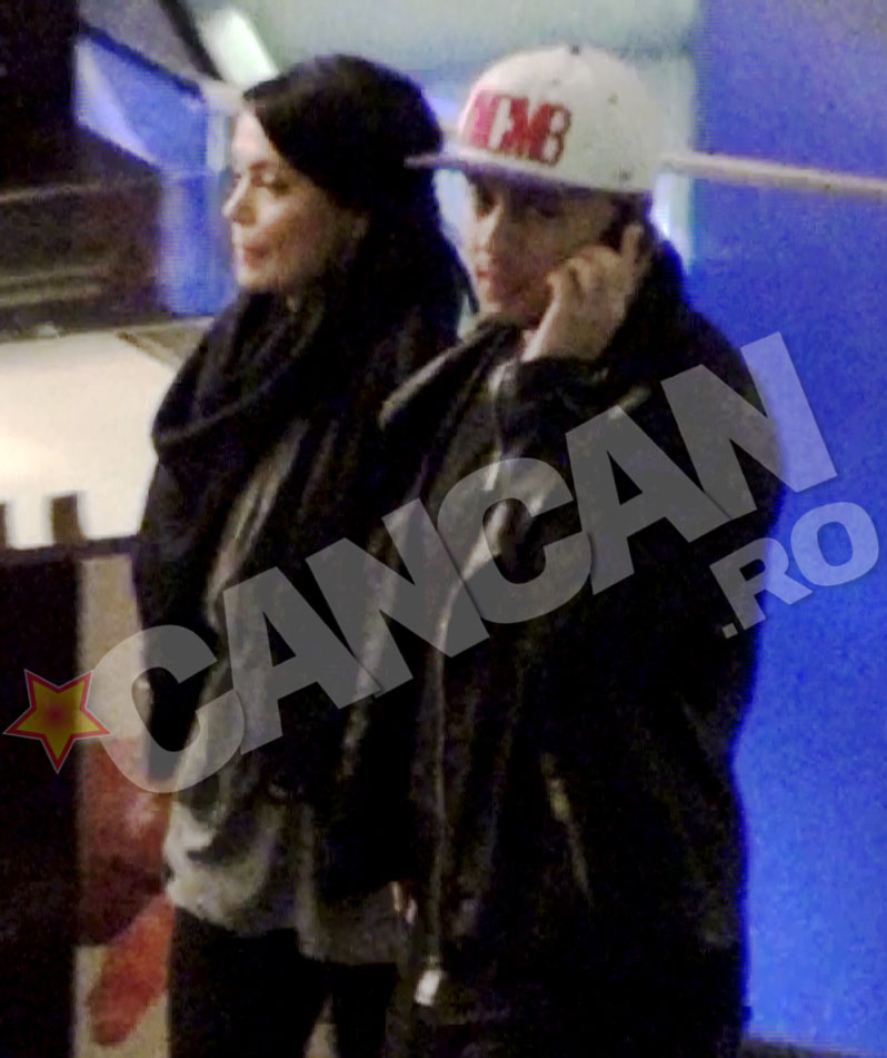 El nu s-a dezlipit nici de telefon, nici de ea