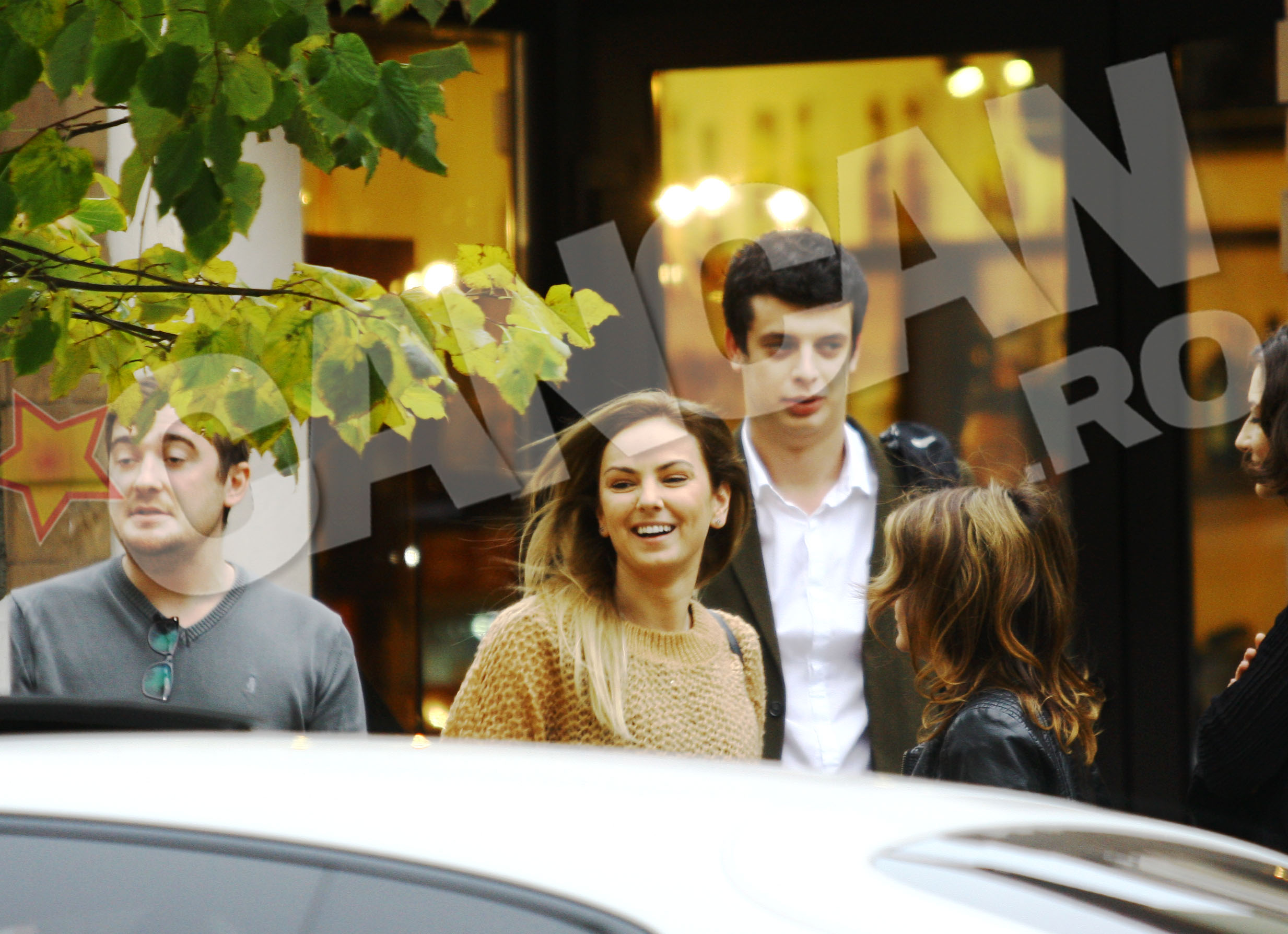 Roxana a fost prima care a parasit localul si a facut-o cu zambetul pe buze, semn ca intalnirea nu a deranjat-o