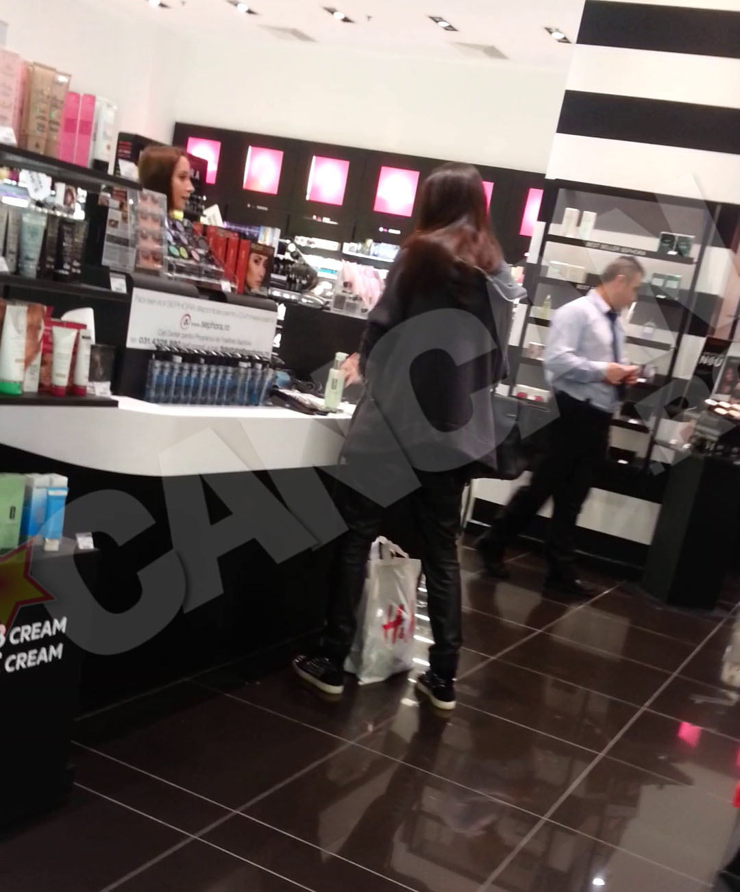Doamna Chivu a trecut si pe la un magazin de cosmetice