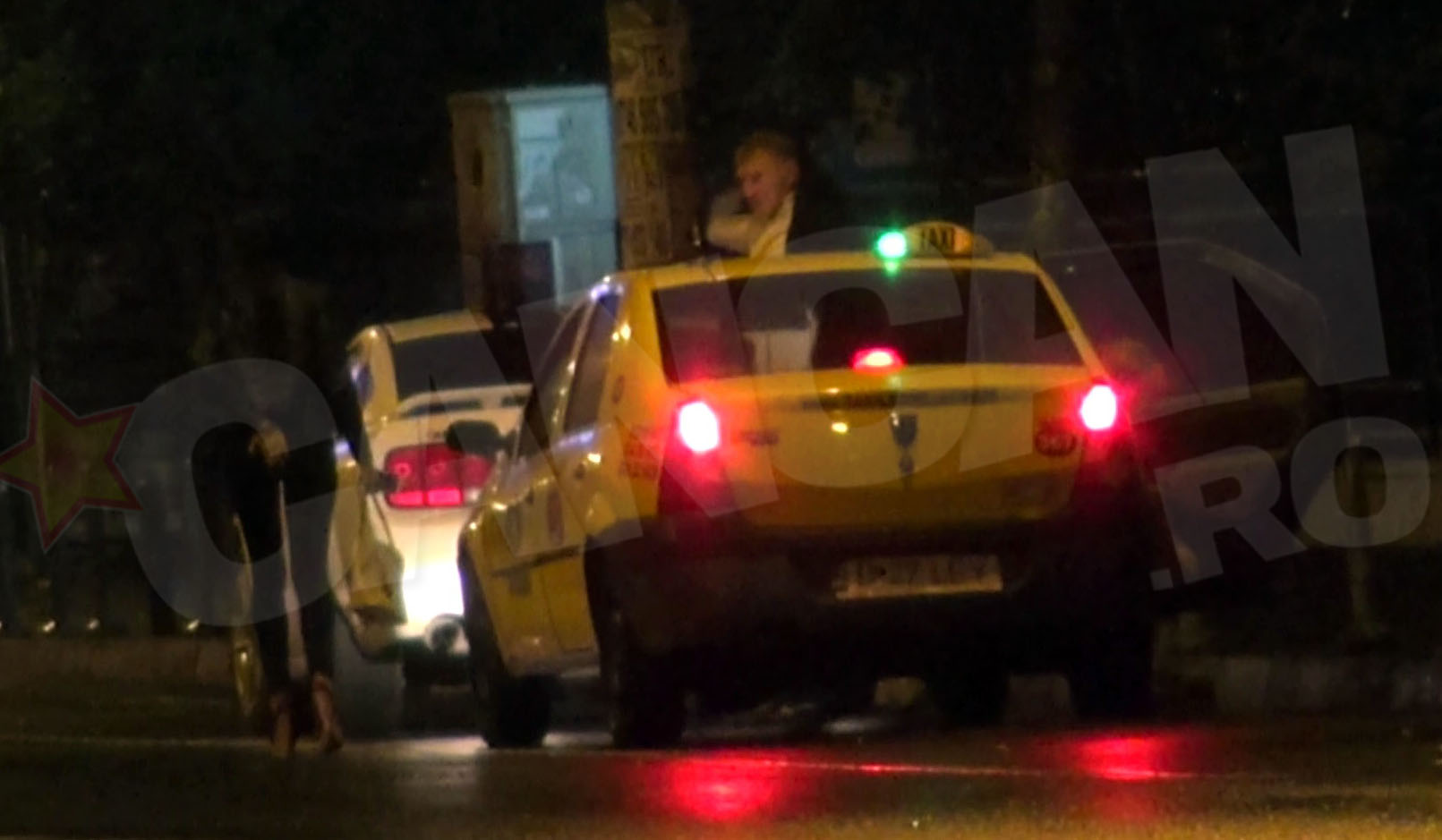 Atentionata de ruptura din pantaloni, bruneta a verificat-o la fiecare miscare