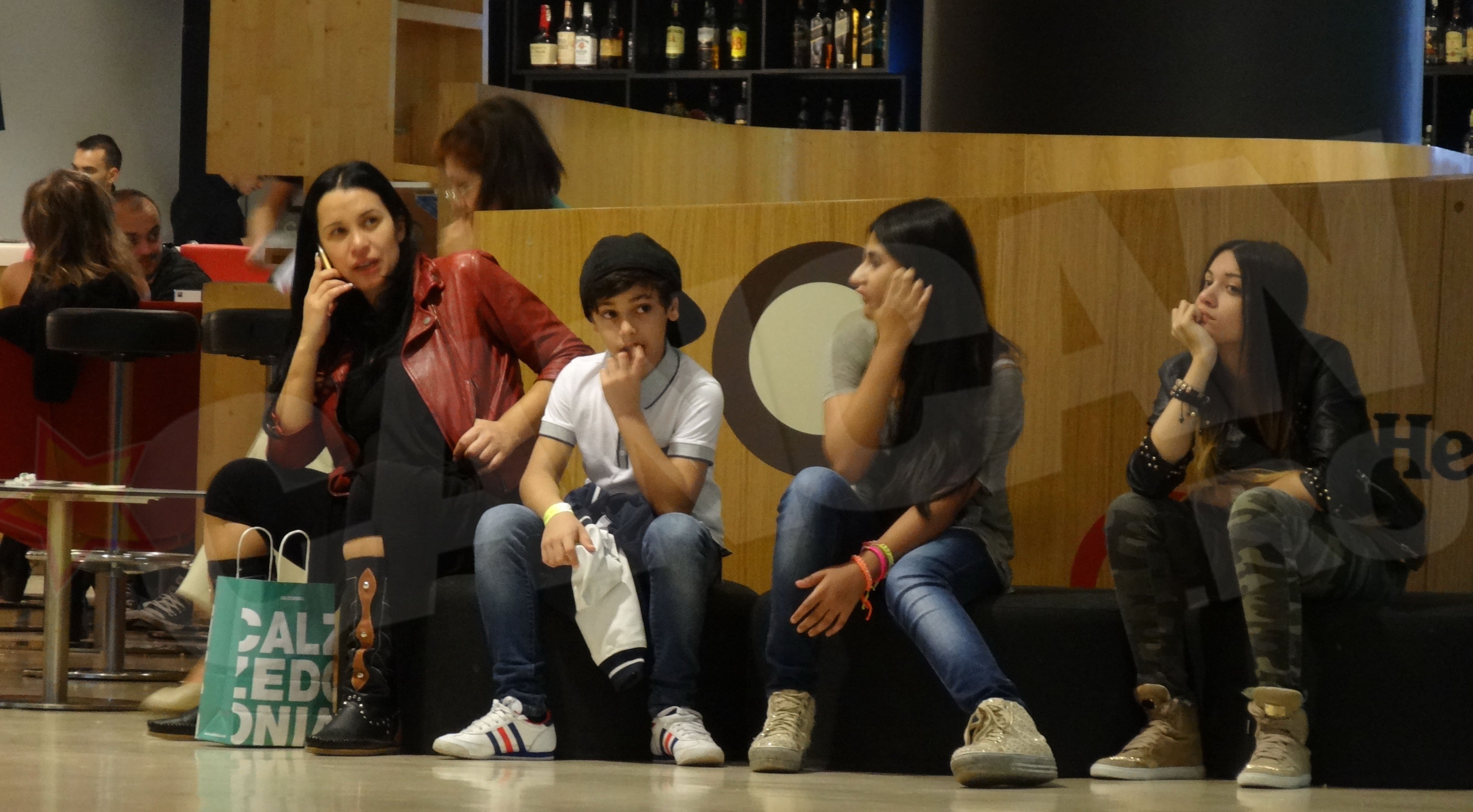 Bety a iesit cu toata familia la mall