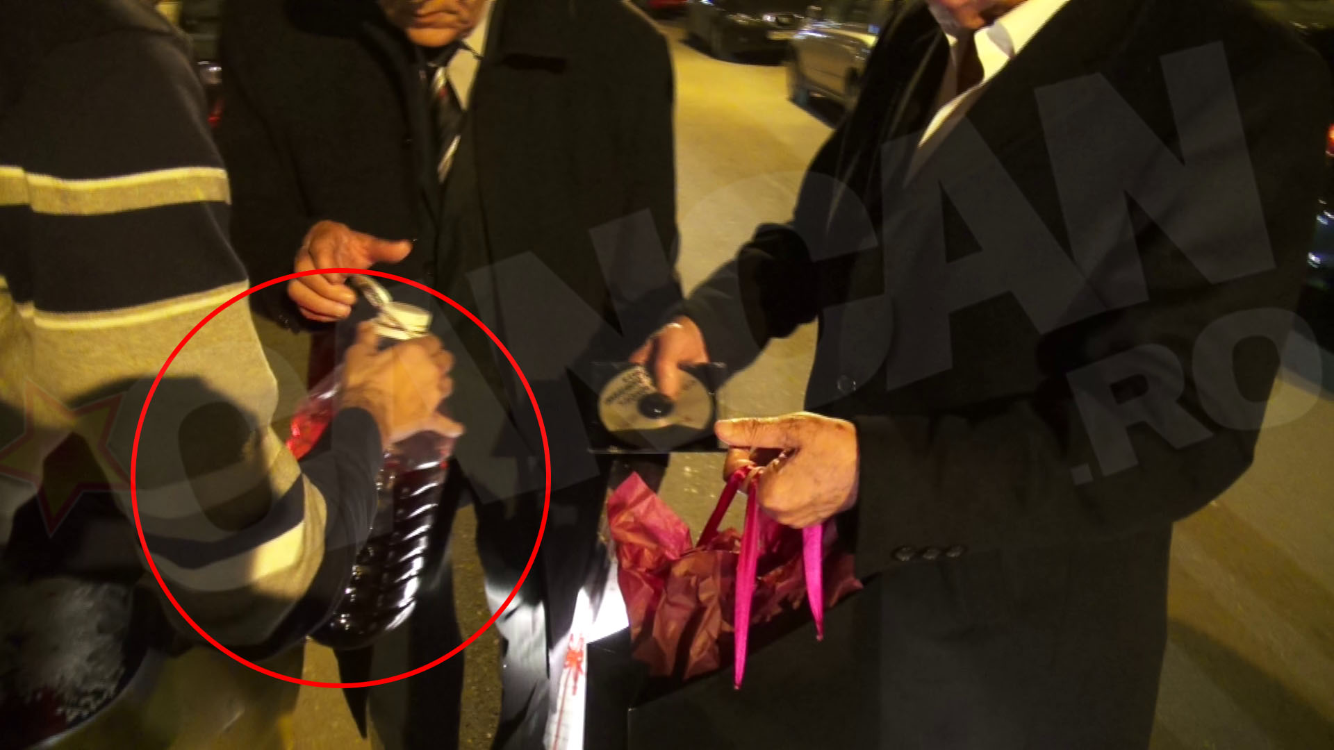 Maestrul Dichiseanu nu a vrut sa se desparta nici de bidonul cu vin