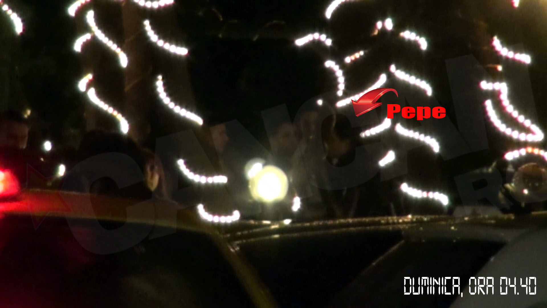 Pepe, Raluca si grupul lor de prieteni au ajuns la un local de manele aproape de ora 5, insa n-au putut intra fiindca nu aveau rezervare