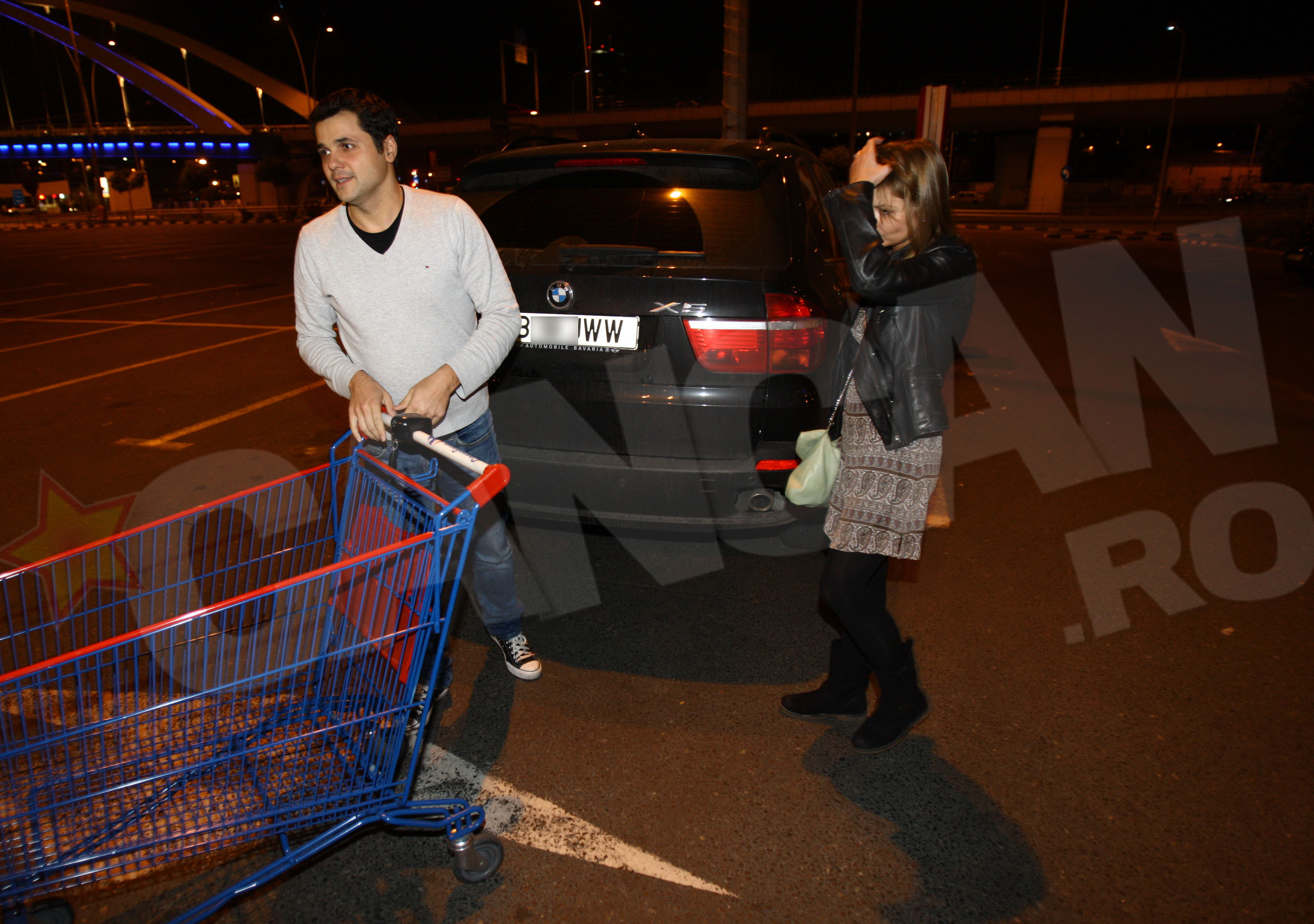 Cove a cerut-o pe Florentina de sotie.... ca-n filme. Pe malul lacului, la palatul Mogosoaia, chiar in locul in care s-au vazut pentru prima data.