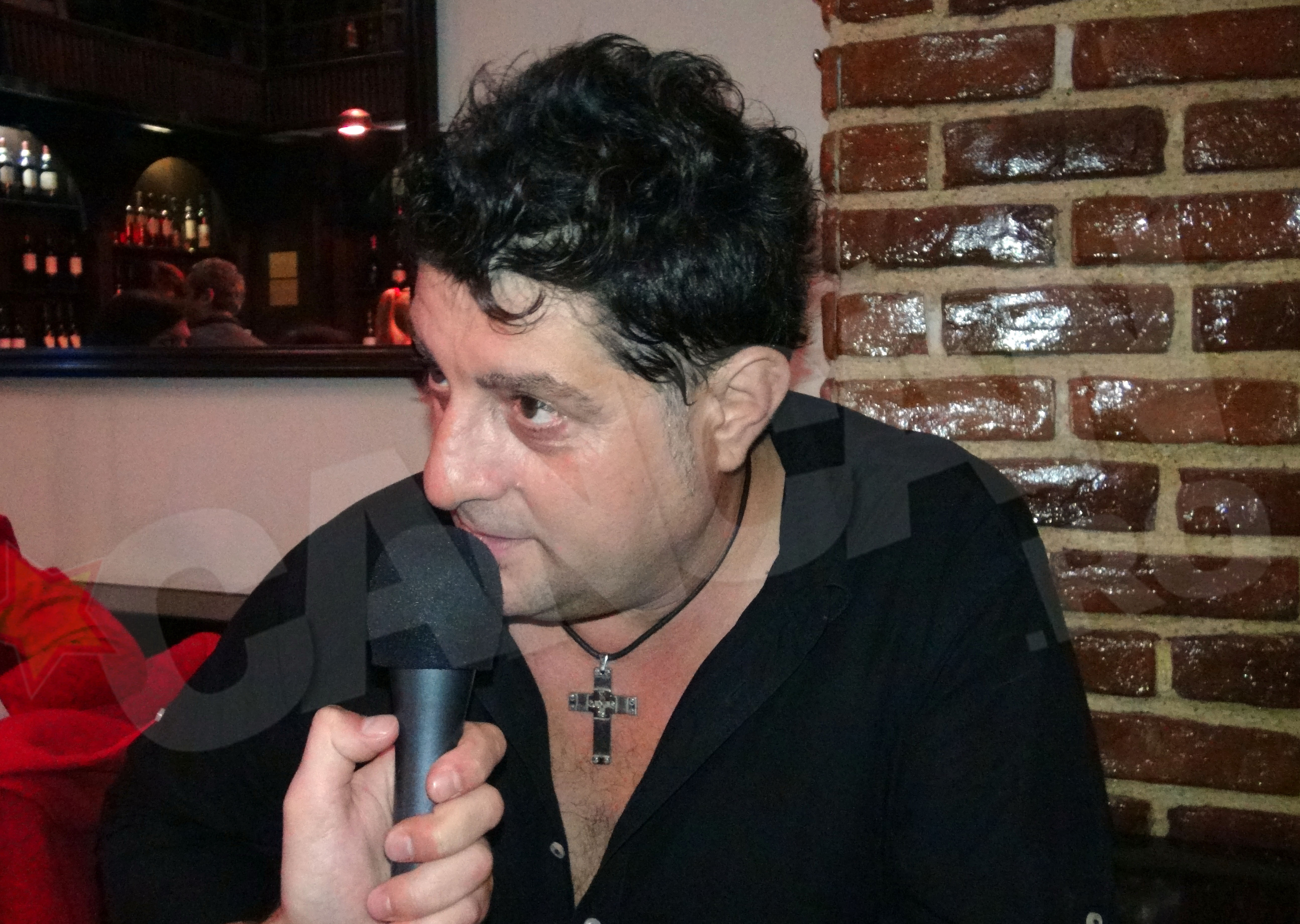 Tavi spune ca e un tip romantic, insa recunoaste ca nu le-a cantat niciodata iubitelor sale