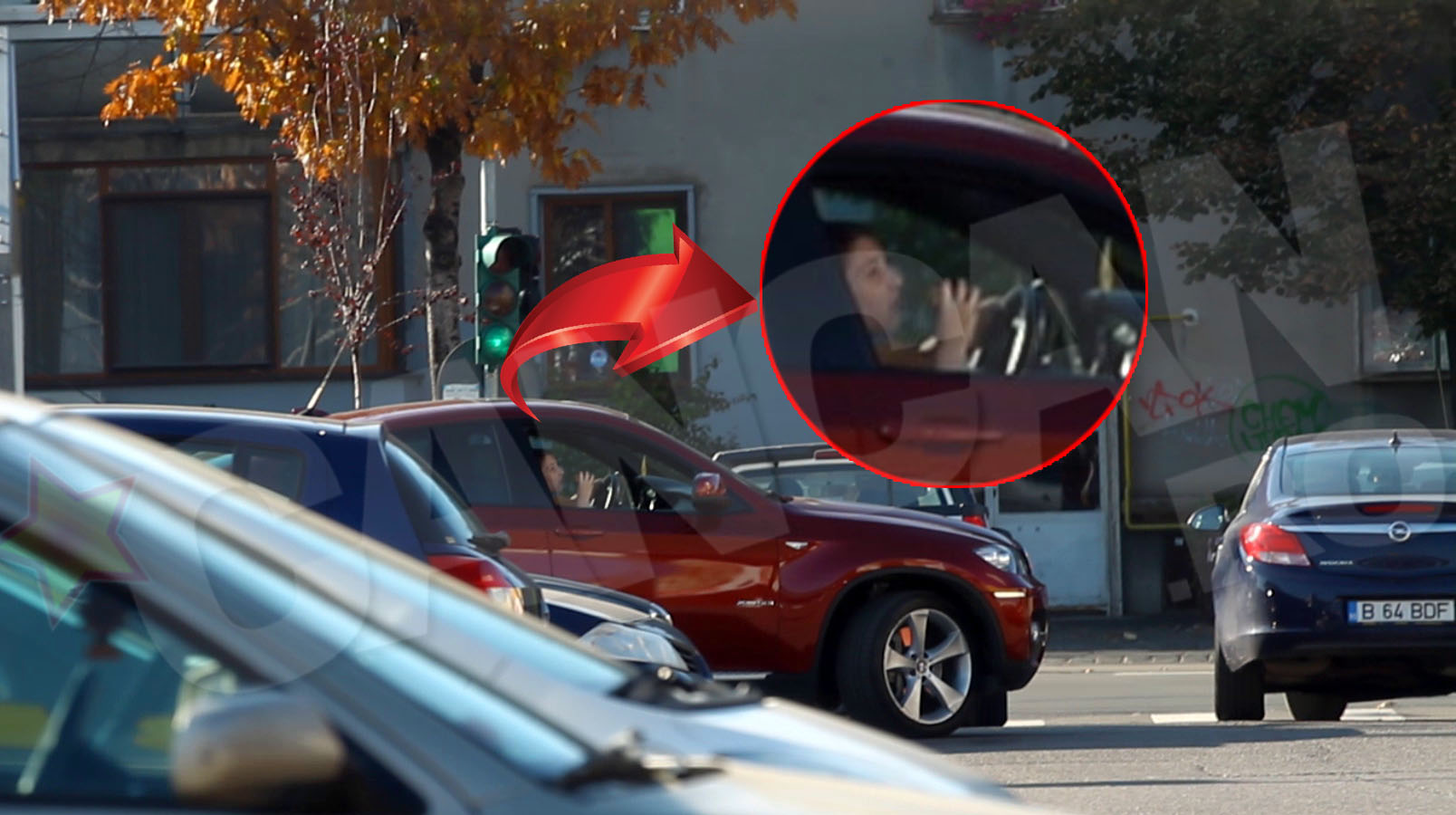 Chiar si cand a inceput sa manance din hamburger, tot cu ochii in oglinda a ramas