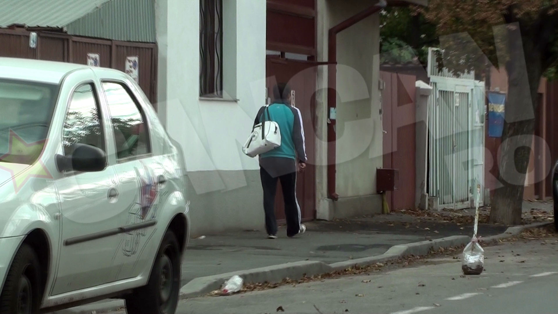 Tatal artistului merge agale pe drumul spre casa