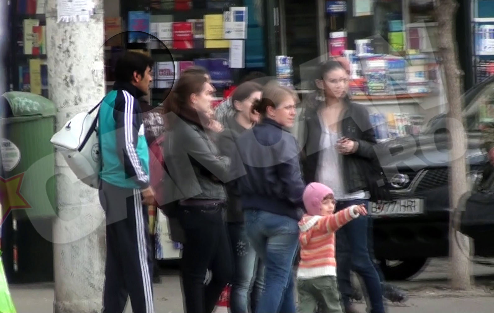 Connect-R Senior asteapta autobuzul in statie, dupa ce s-a relaxat la piscina de 5 stele