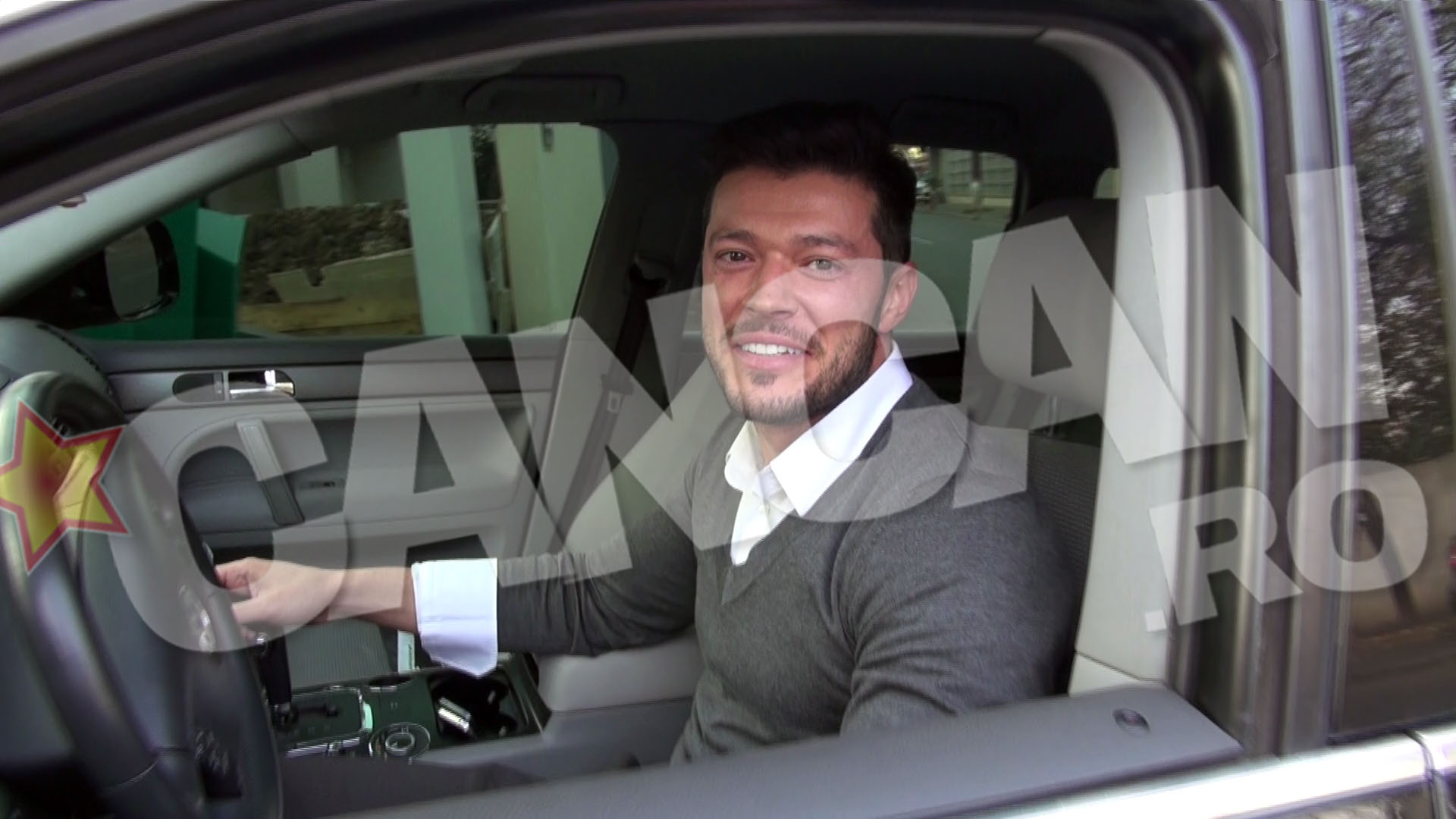 Victor Slav a zambit in timp ce incerca sa raspunda intrebarilor reporterilor CANCAN.ro