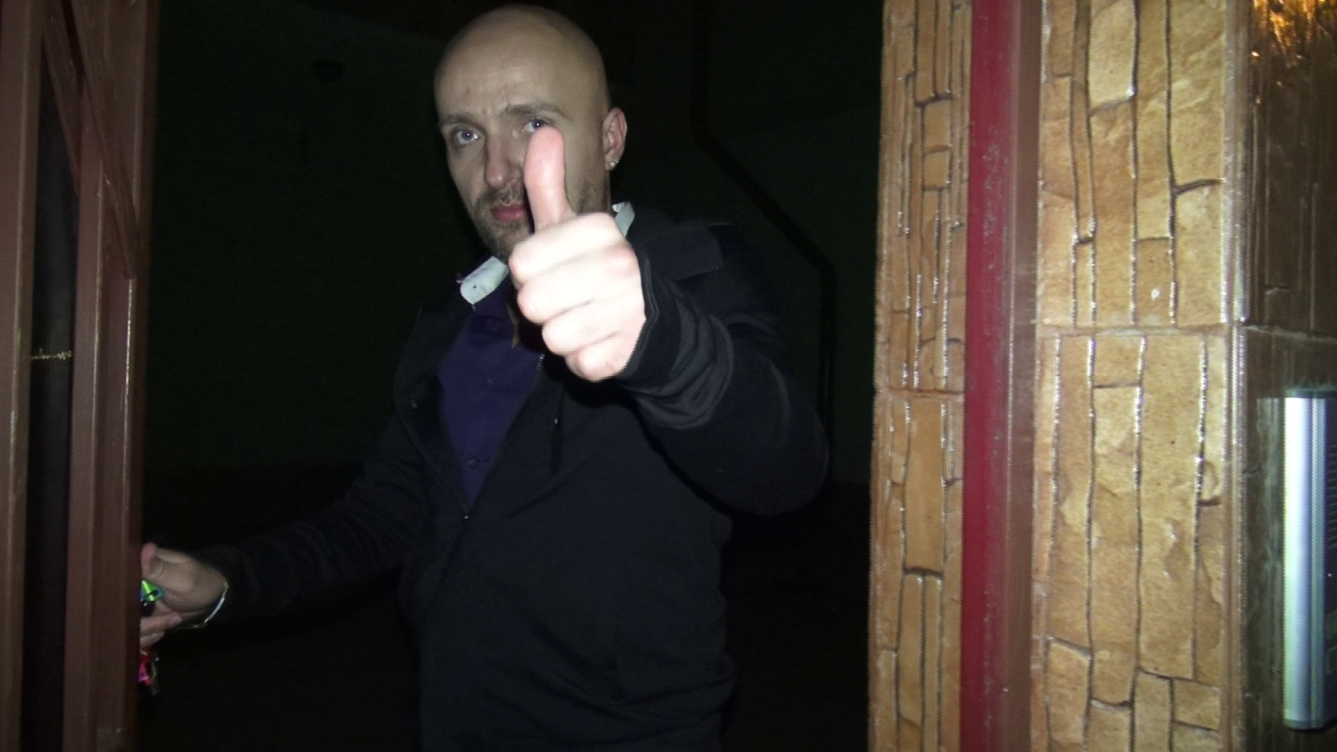 Costi a ajuns acasa tot singur