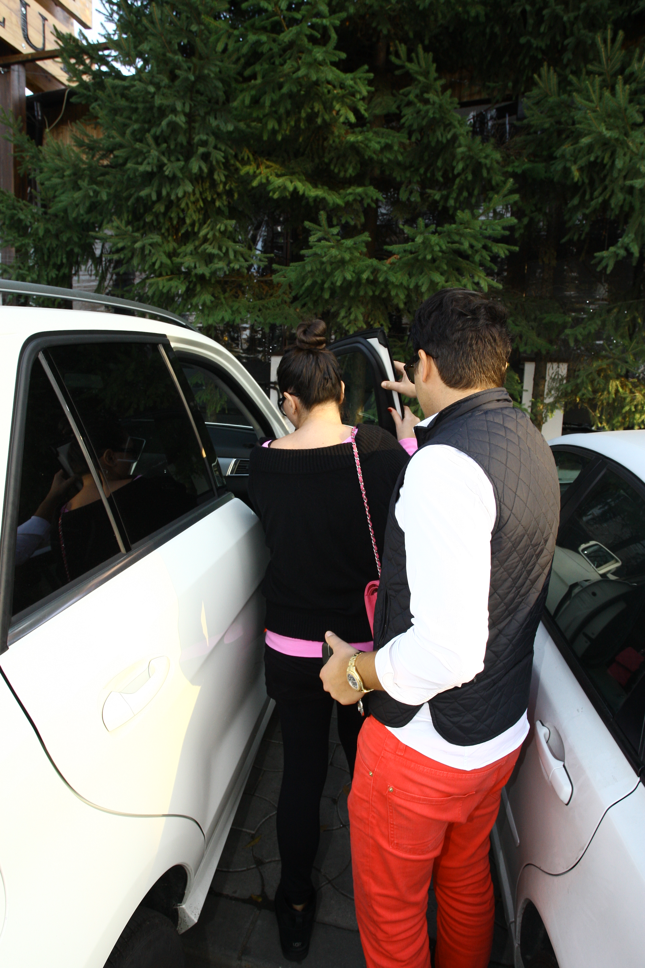 Galant, Syda a ajutat-o pe Eba sa urce in masina primita cadou la nunta