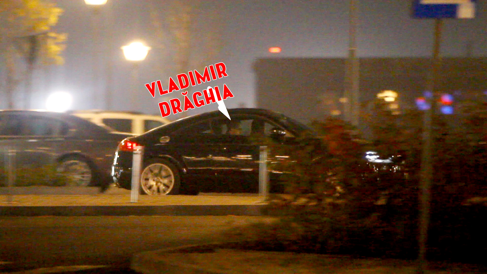 Draghia sta relaxat pe scaunul din dreapta, iar satena ii conduce masina