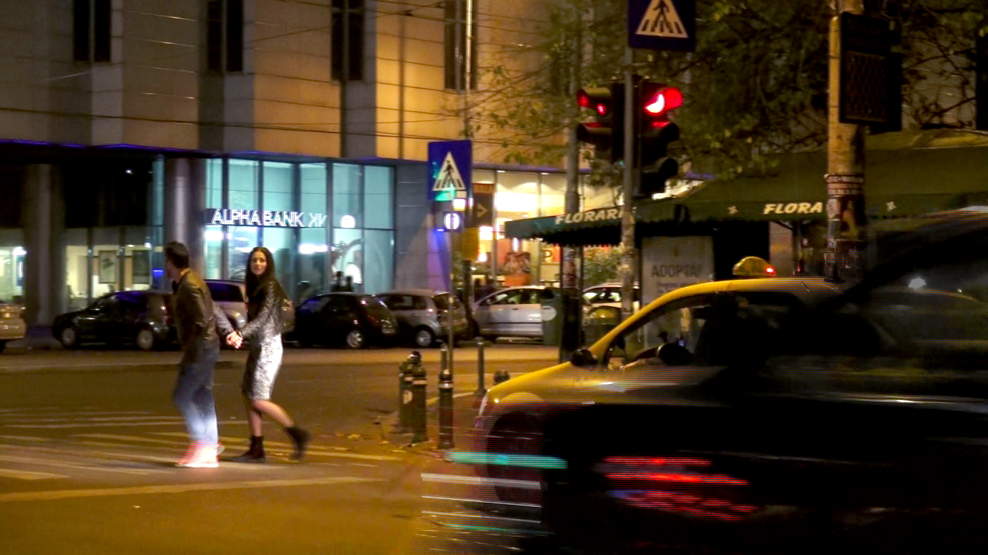 Gabi Cristea si iubitul ei s-au grabit sa prinda un loc intr-o cafenea de fite din Dorobanti