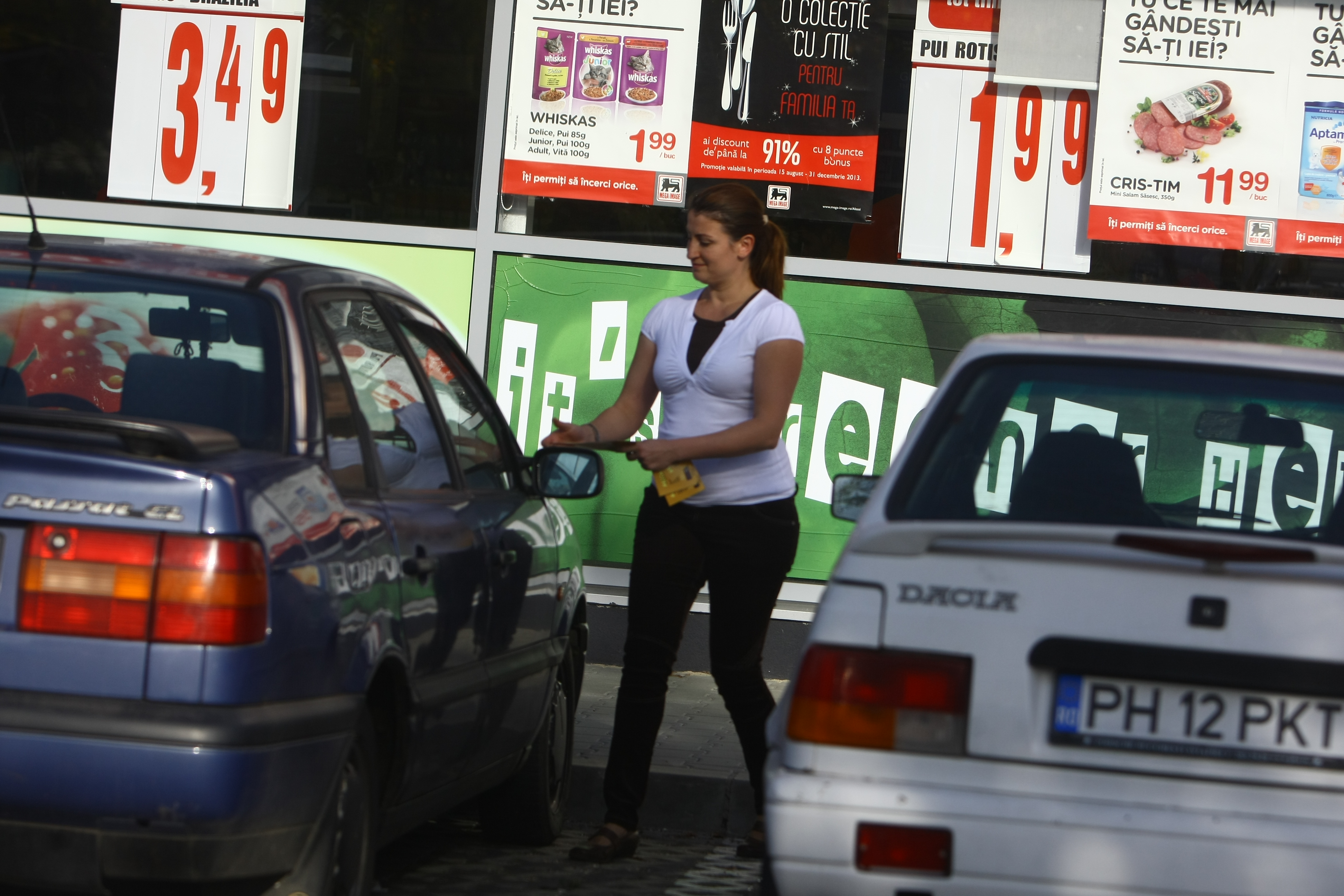 Adriana Nicolae imparte pliante de promovare pentru restaurantul iubitului din 