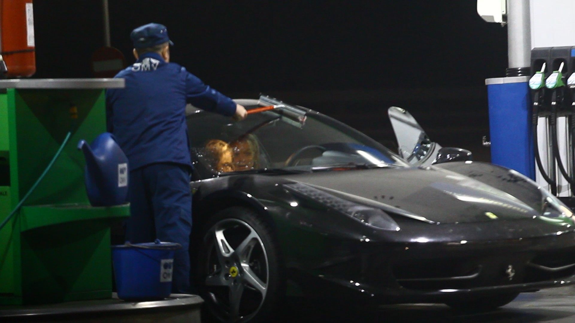 In timp ce Alexandra si sora ei admirau masina, un angajat grijuliu