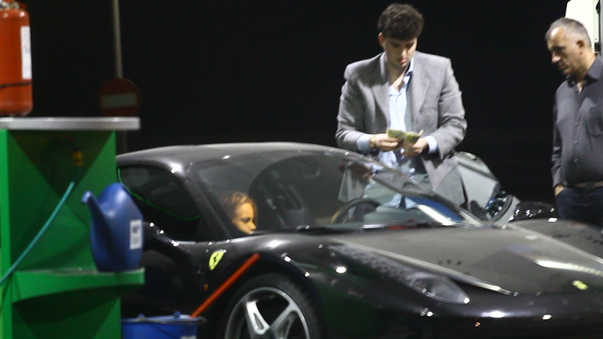 Tanarul Victoras si bolidul sau de lux