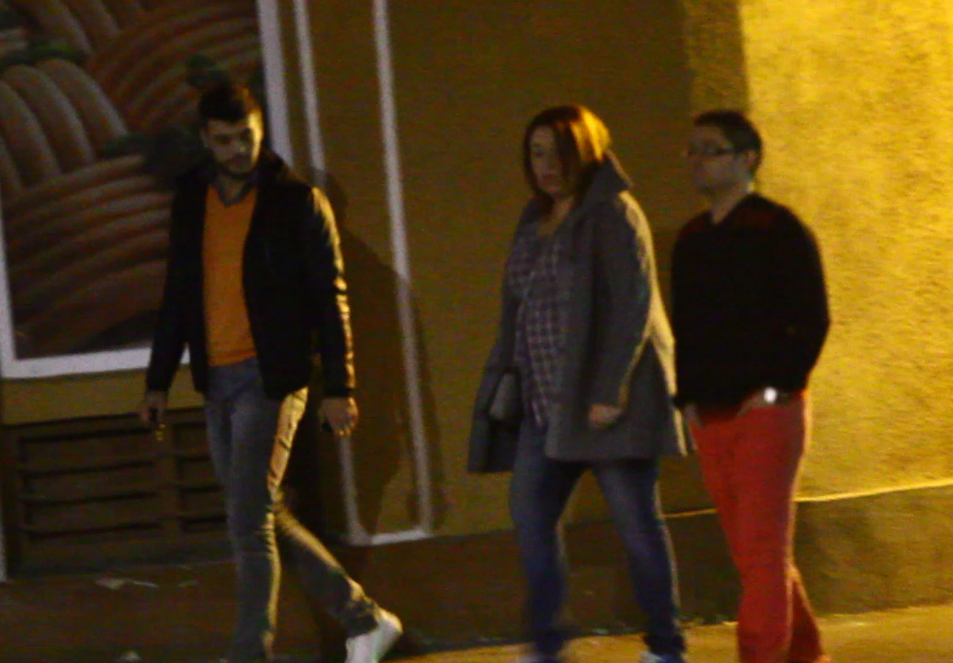 Oana a mers la un salon de infrumusetare si a plecat insotita de iubit si de nasul fetitei ei.