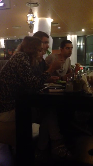 Jojo, iubitul si fiica acestuia, impreuna cu un alt cuplu, au luat masa la un restaurant libanez