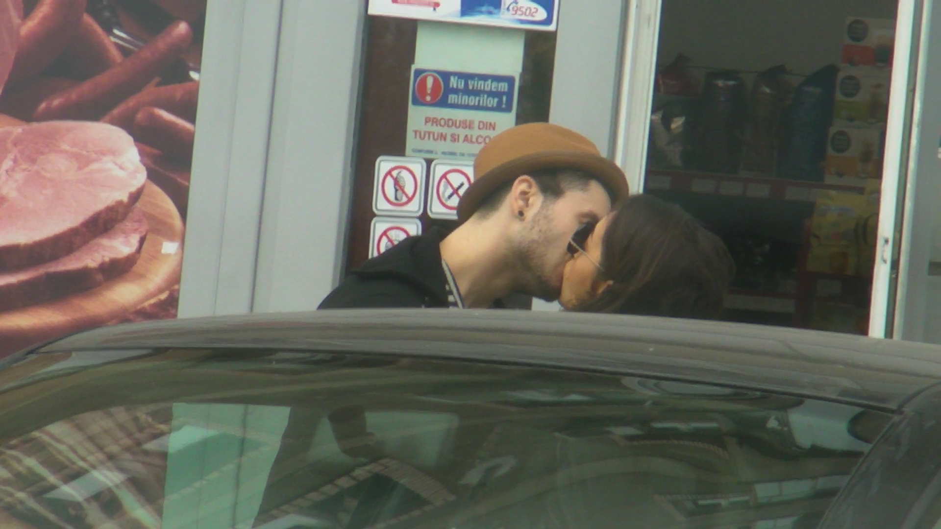 Ruby si Adrian, iubitul ei, se saruta de mama focului in plina strada