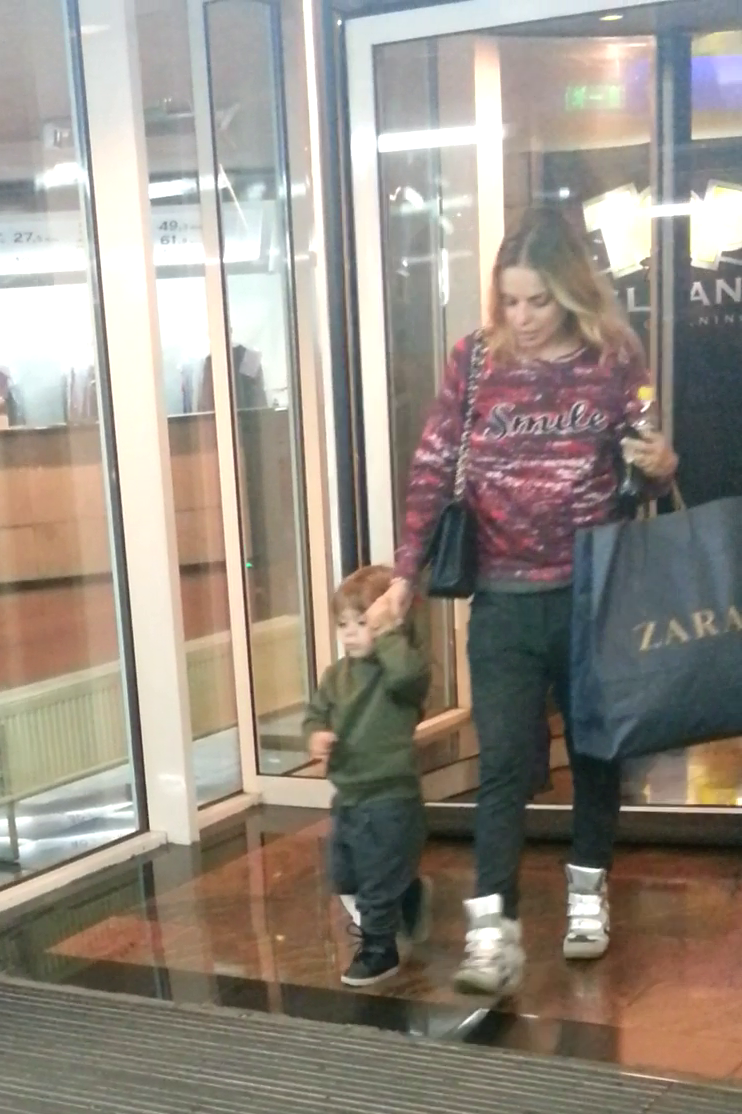 Jojo nu si-a invitat iubitul sa o insoteasca, atunci cand a mers la cumparaturi cu fiul ei.