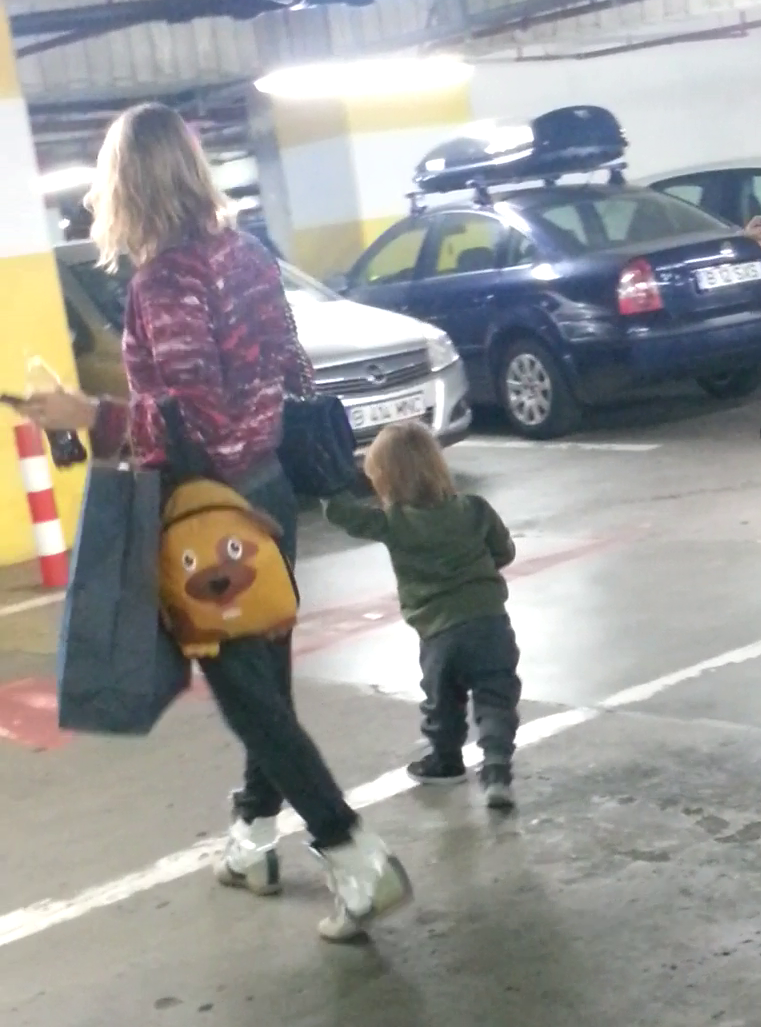 Micutul si-a tinut ascultator mamica de mana.