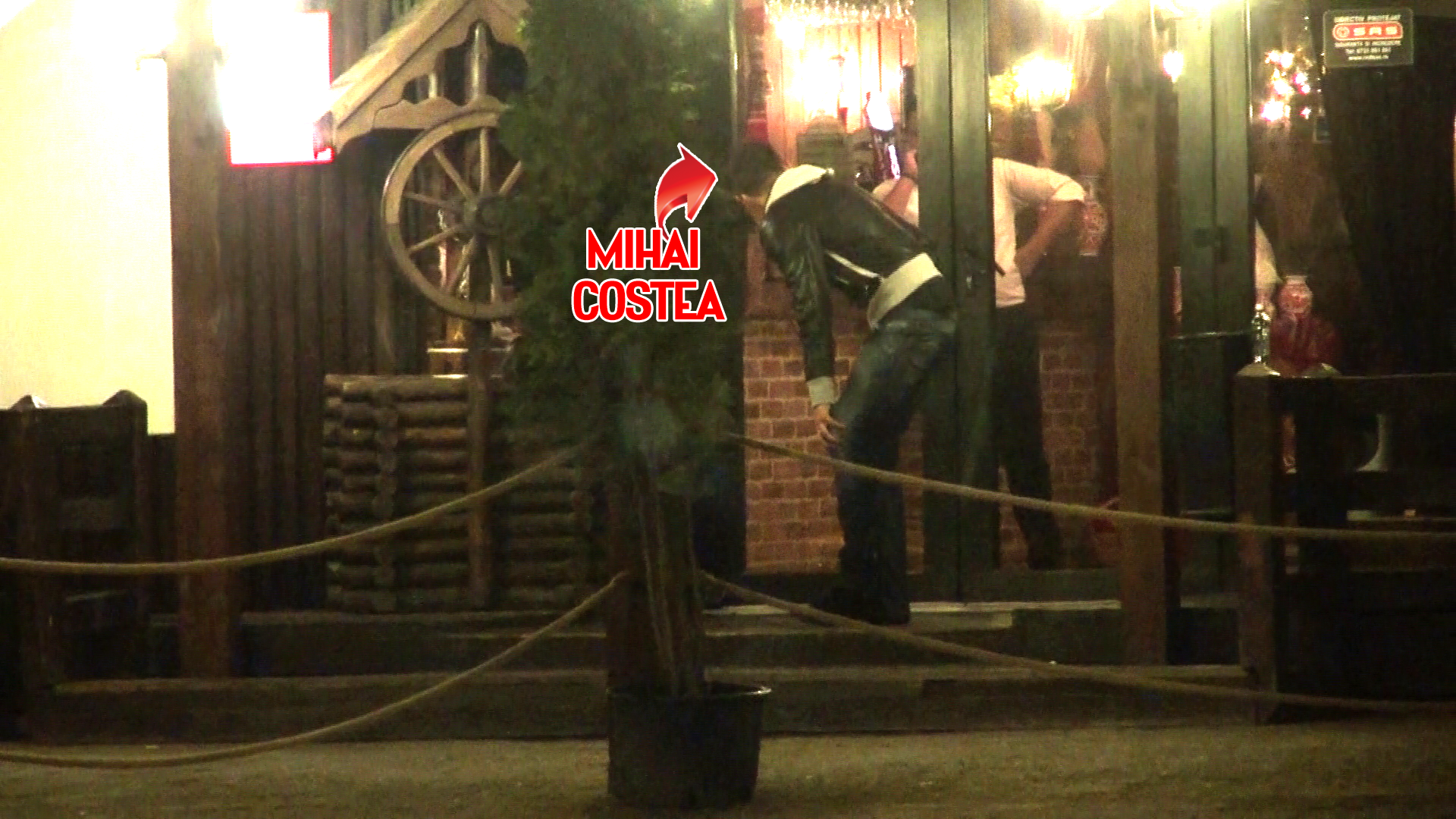 Mihai Costea si-a dat jos pantofii care, pesemne, il strangeau