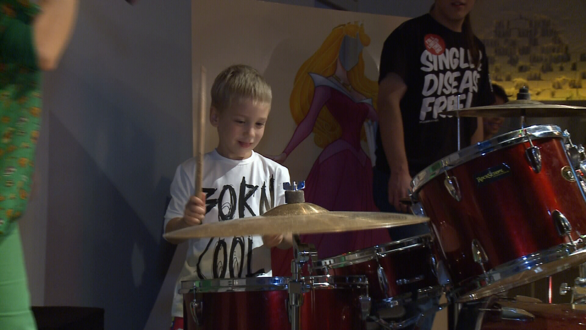 Lui Robin ii place foarte mult sa bata la tobe