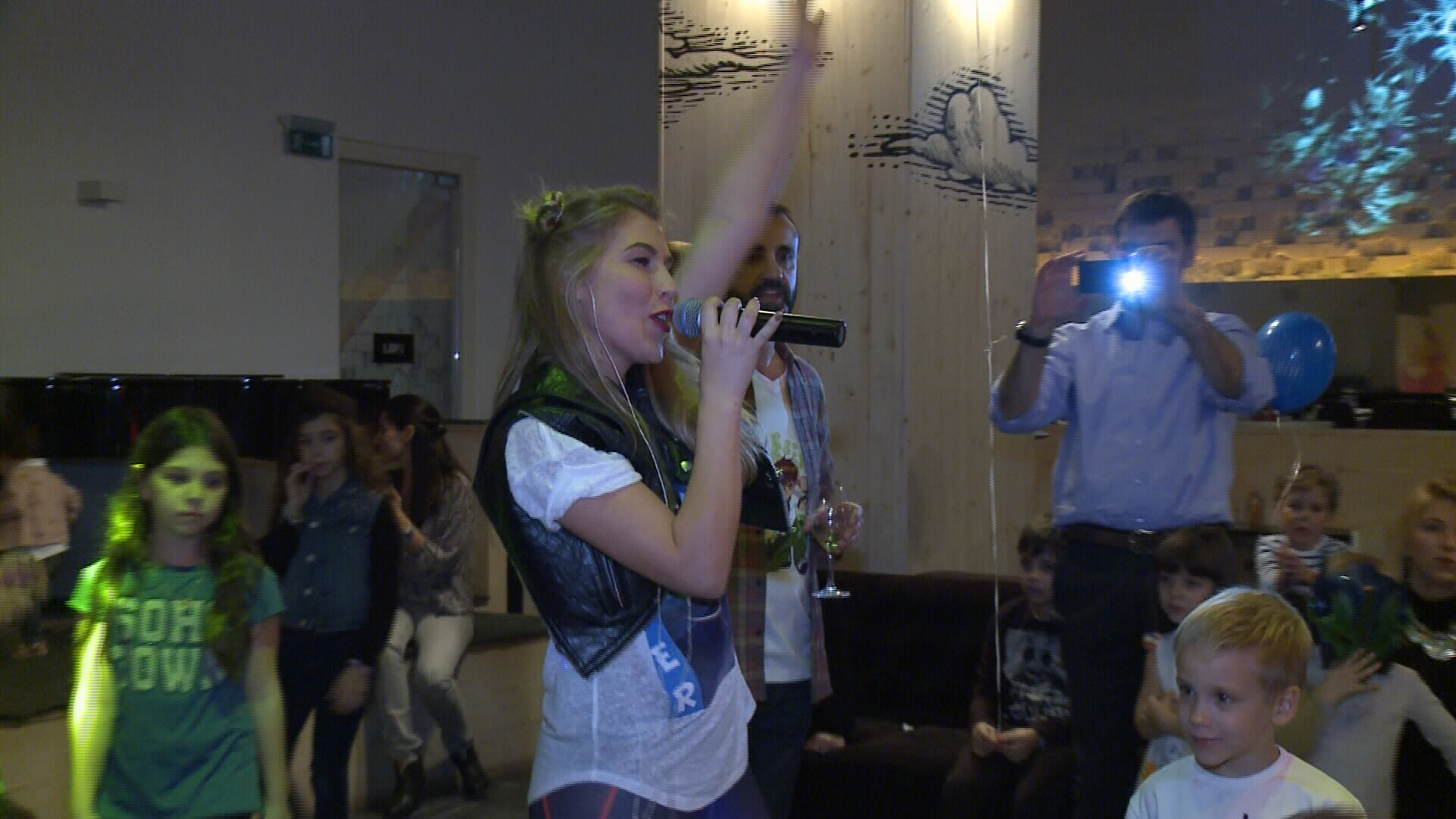 Corina a incins atmosfera, aseara, la petrecerea lui Robin