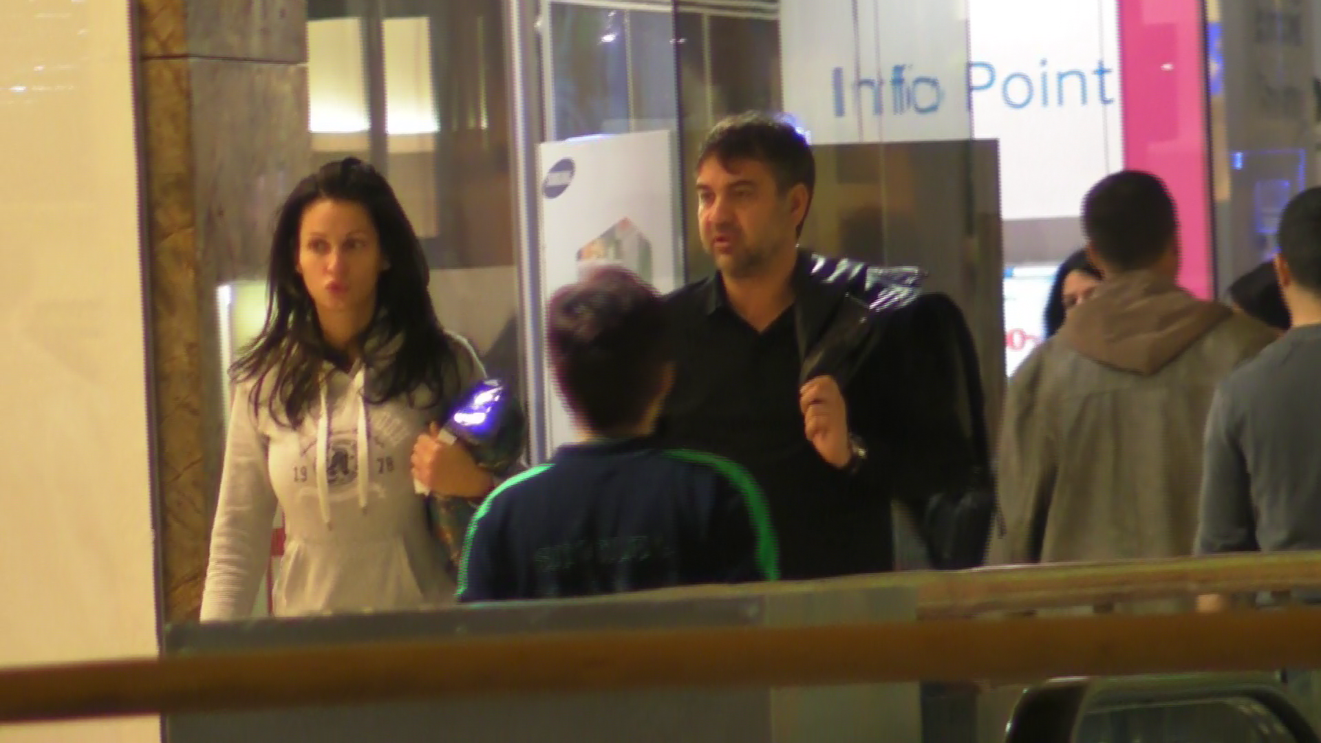 Nicoleta si Zsolt au mai aruncat cate o privire si pe la magazine