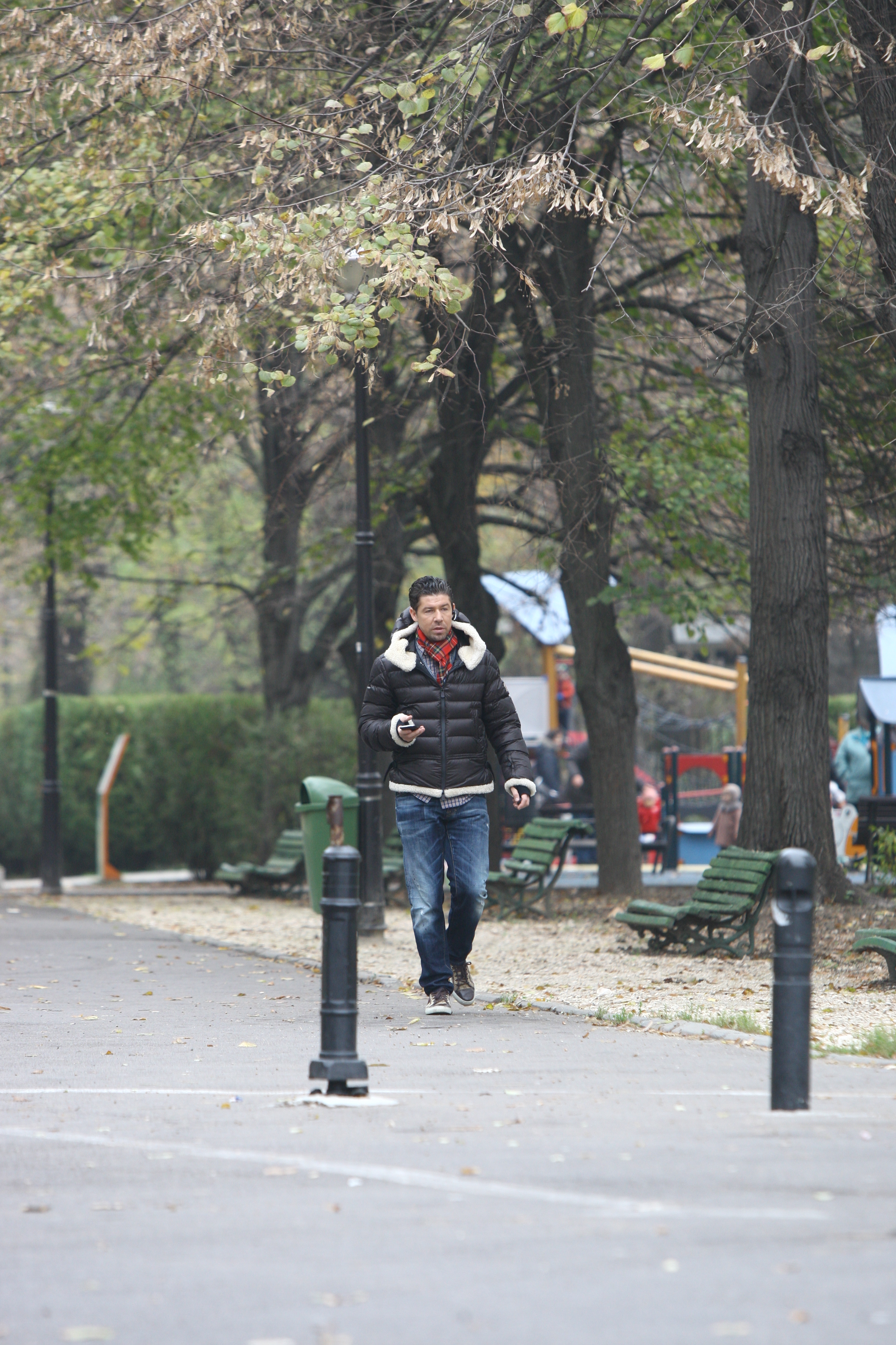 Bogdan Mara si-a lasat familia in parc si a plecat vorbind la telefon
