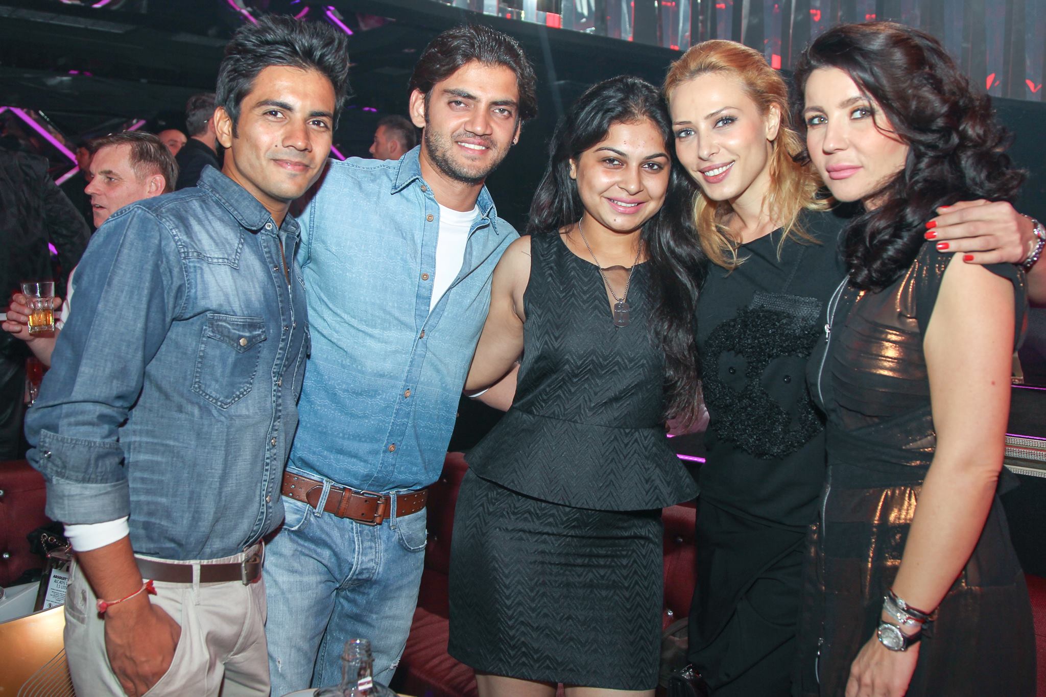 In lipsa lui Salman Khan, Iulia Vantur s-a consolat in club, alaturi de prietenii indieni ai actorului.