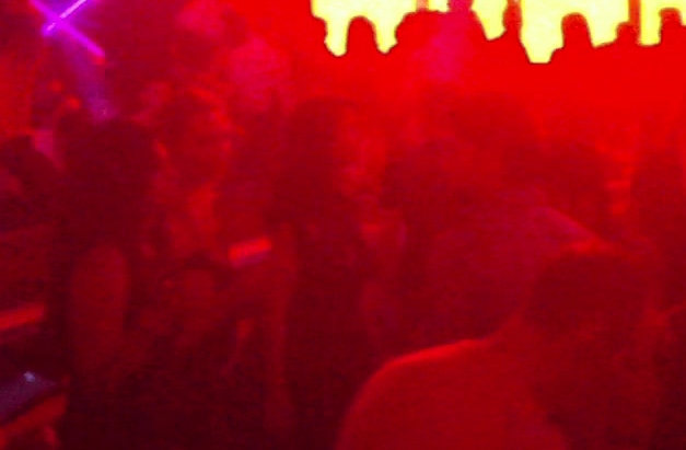 Iulia a dansat si a petrecut pana spre dimineata in club.