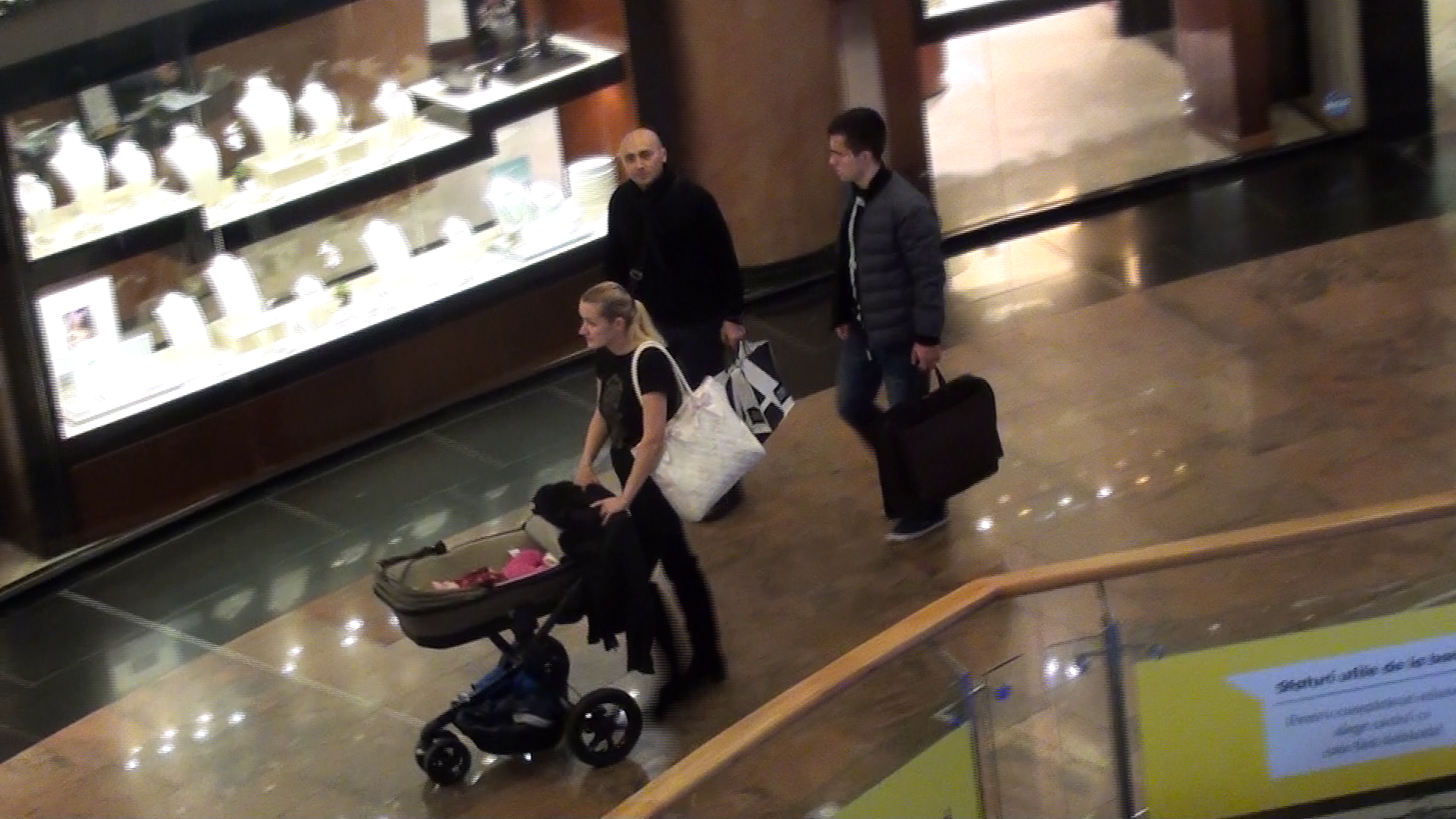 Marcel Pavel a iesit cu familia la cumparaturi