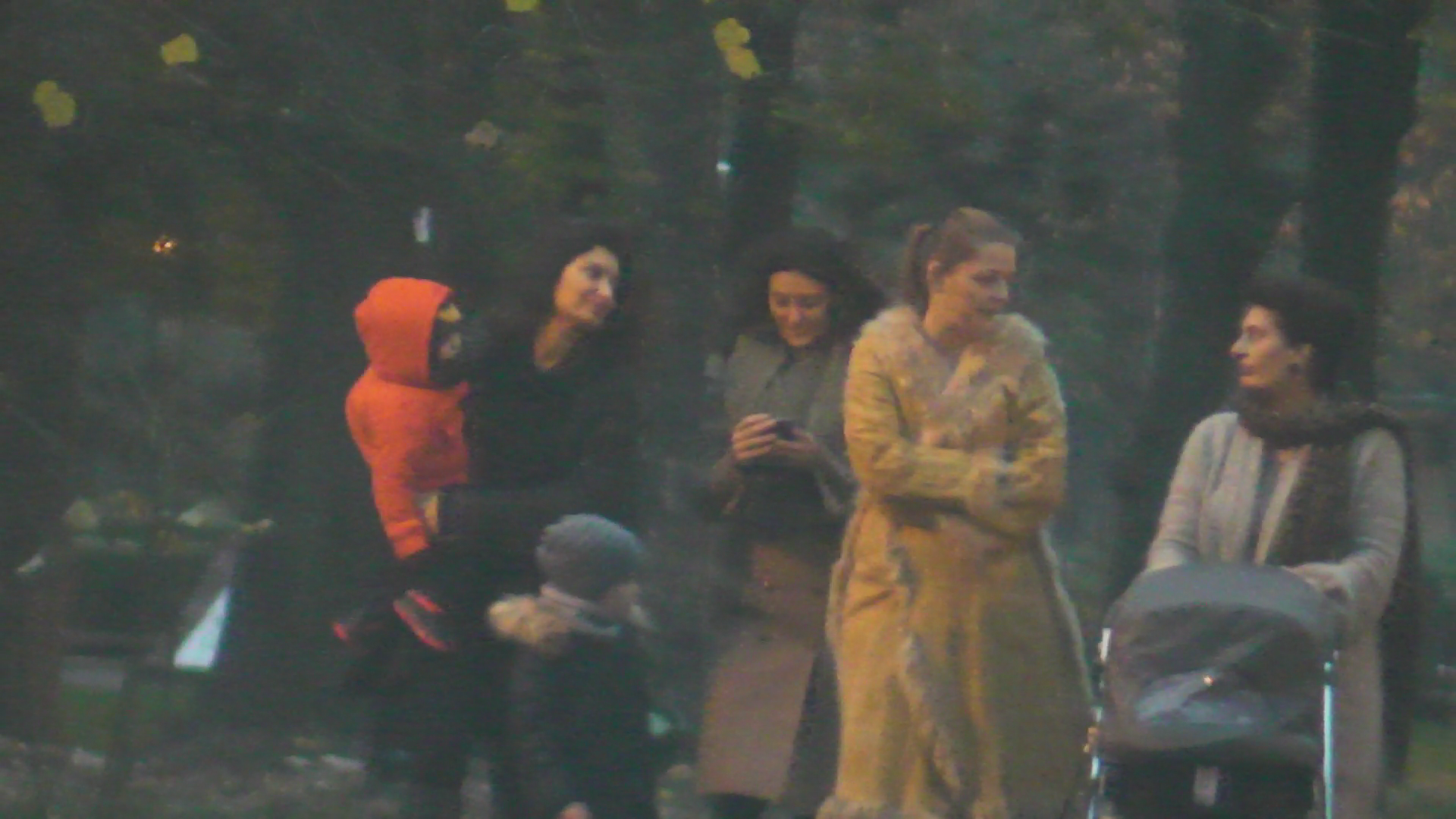 Claudia a iesit la o plimbare in parc alaturi de baietelul ei, mama si sora mai mare.