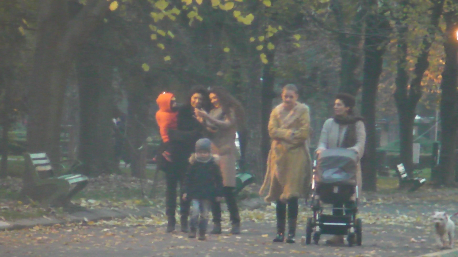 Claudia a lasat caruciorul in grija mamei si baiatul in bratele surorii mai mari.