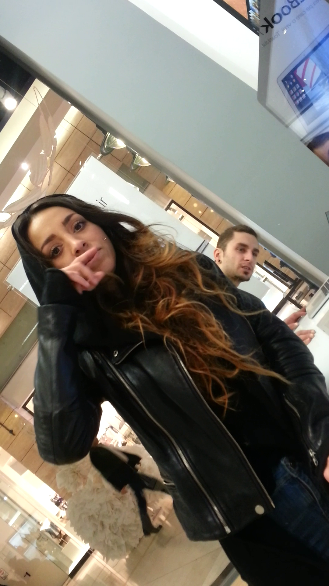 Ruby si iubitul s-au uitat cu interes la un laptop