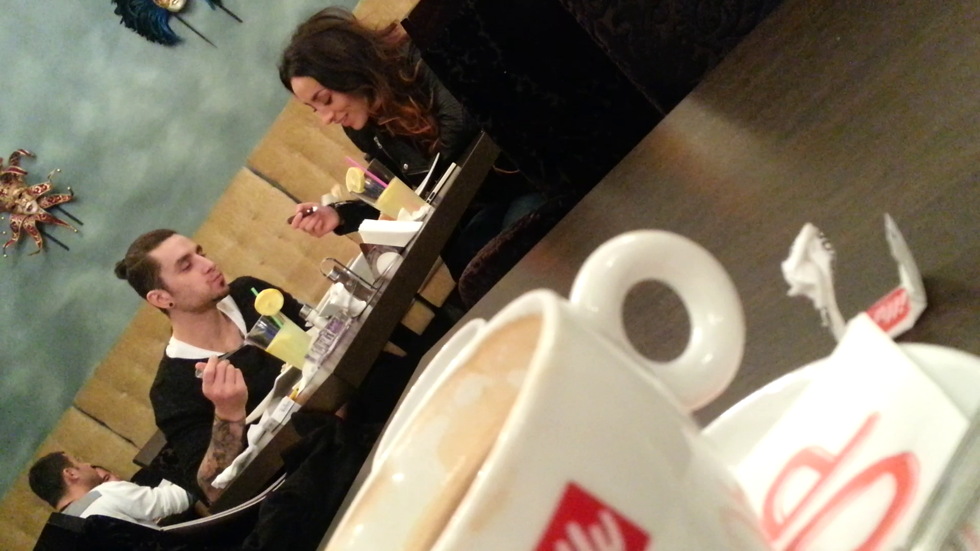 Cantareata si iubitul ei au iesit sa iasa masa la un restaurant cu specific italienesc