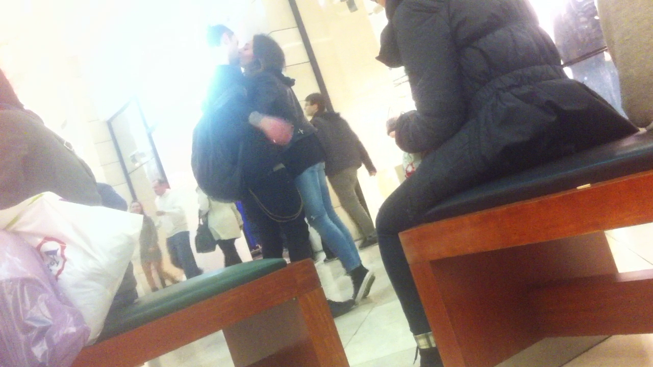 Ruby si iubitul ei se saruta de mama focului sub privirile trecatorilor