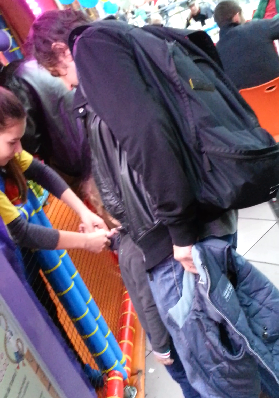 Petru Junior si-a asteptat cuminte randul ca sa intre la locul de joaca.