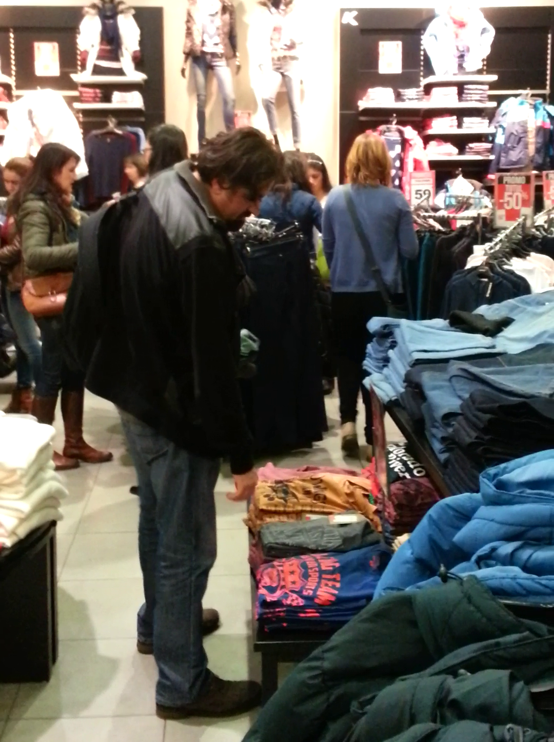 Ca sa-si ocupe vremea, cat timp cel mic a stat la locul de joaca, Petru Mircea a dat o fuga in magazine.