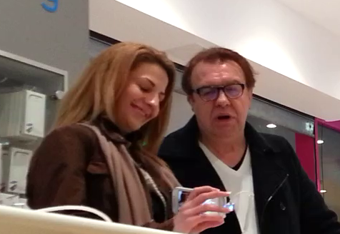 Blonda a parut incantata de o camera foto.